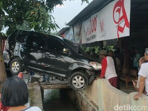 Mobil Ini Nangkring di Pagar Warga Karanganyar, Bagaimana Ceritanya? Mobil Ini Nangkring di Pagar Warga Karanganyar, Bagaimana Ceritanya?