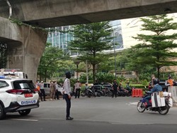 Petugas Jaga Jl Satrio Kuningan, Gebah Ojol Parkir di Trotoar