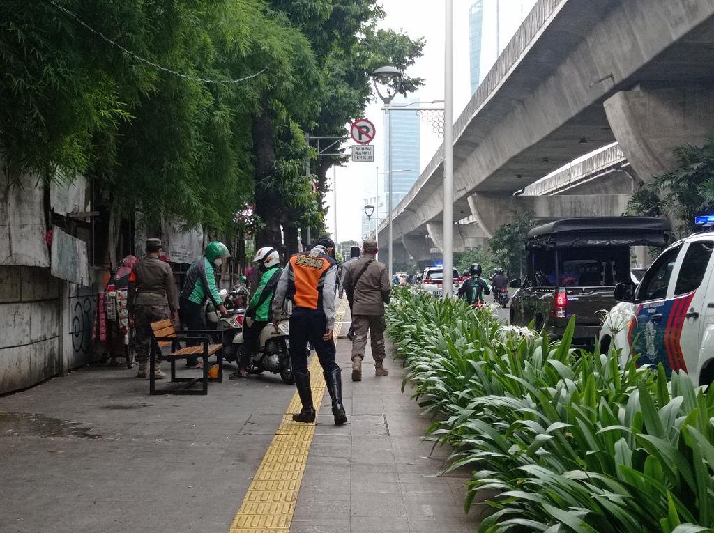 Tanggapan Gojek soal Ojol Parkir di Trotoar Jl Satrio Kuningan