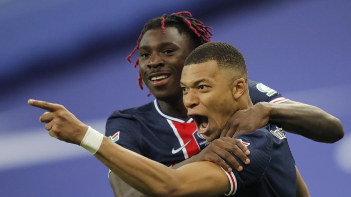 PSGs Kylian Mbappe celebrates with Moise Kean after scoring his sides second goal during the French Cup final soccer match between Paris Saint Germain and Monaco at the Stade de France stadium, in Saint Denis, north of Paris, Wednesday, May 19, 2021. (AP Photo/Christophe Ena)