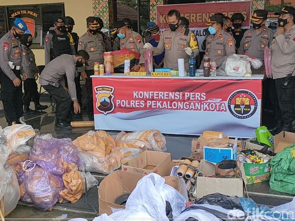 Polisi Sita 161 Balon Udara dan 550 Petasan di Pekalongan Polisi Sita 161 Balon Udara dan 550 Petasan di Pekalongan