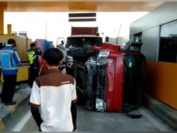 Rem Bermasalah, Truk Seruduk Truk di GT Kalitama