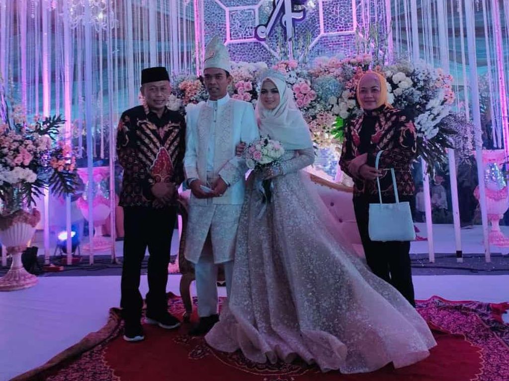 Gemerlap Pelaminan UAS-Fatimah, Nuansa Emas hingga Inisial AF Gemerlap Pelaminan UAS-Fatimah, Nuansa Emas hingga Inisial AF