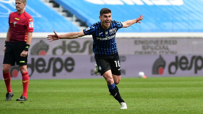 BERGAMO, ITALY - APRIL 18: Ruslan Malinovskyi of Atalanta BC celebrates after scoring their teams first goal during the Serie A match between Atalanta BC and Juventus at Gewiss Stadium on April 18, 2021 in Bergamo, Italy. Sporting stadiums around Italy remain under strict restrictions due to the Coronavirus Pandemic as Government social distancing laws prohibit fans inside venues resulting in games being played behind closed doors. (Photo by Pier Marco Tacca/Getty Images)