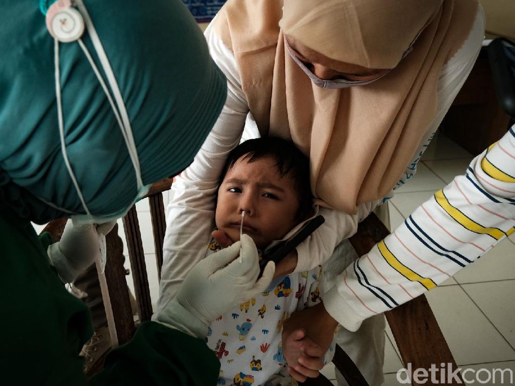 Saat Anak-anak Ikut Tes Antigen Usai Mudik Lebaran Saat Anak-anak Ikut Tes Antigen Usai Mudik Lebaran