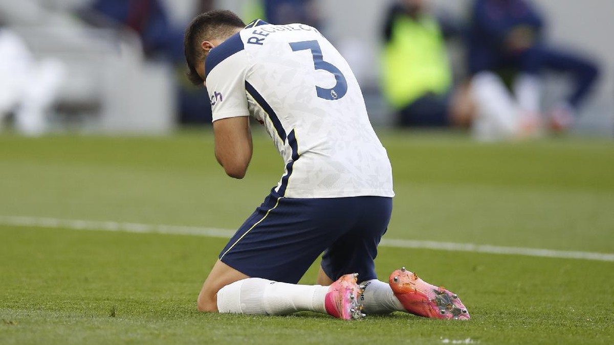 Sergio Reguilon tertunduk usai bikin gol bunuh diri ke gawang Tottenham Hotspur. (Foto: Paul Childs - Pool/Getty Images)