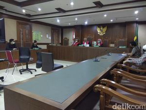 Hakim Tunda Pembacaan Putusan Gugatan Polusi Udara Hakim Tunda Pembacaan Putusan Gugatan Polusi Udara