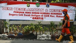 Spanduk Minta Pemudik Diswab Hiasi Kampung Makasar Jakarta