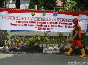 Spanduk Minta Pemudik Diswab Hiasi Kampung Makasar Jakarta