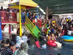 Pengunjung Pemandian di Pasuruan Membludak, Satgas Kewalahan