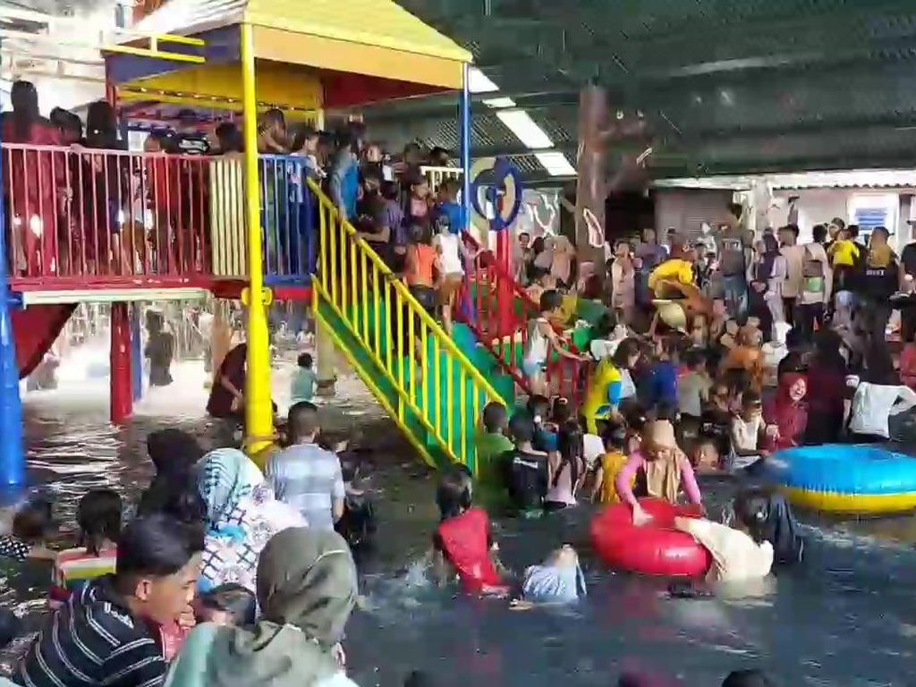 Pengunjung Pemandian di Pasuruan Membludak, Satgas Kewalahan Pengunjung Pemandian di Pasuruan Membludak, Satgas Kewalahan
