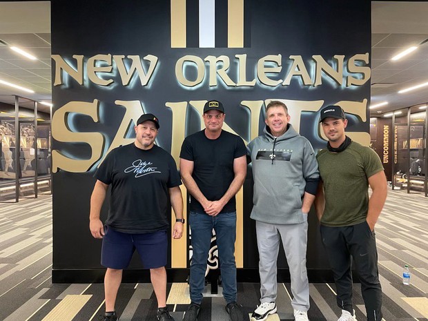 Taylor Lautner dan para pemain Home Team (foto: instagram.com/taylorlautner)