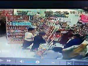 Terekam CCTV! Emak-emak Aniaya Bocah di Minimarket Sidrap