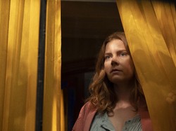 The Woman In The Window: Mencari Kebenaran di Tengah Kegelapan