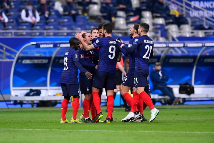 Timnas Prancis PARIS, FRANCE - MARCH 24: Antoine Griezmann of France celebrates with team mates after scoring their side's first goal during the FIFA World Cup 2022 Qatar qualifying match between France and Ukraine on March 24, 2021 in Paris, France. Sporting stadiums around France remain under strict restrictions due to the Coronavirus Pandemic as Government social distancing laws prohibit fans inside venues resulting in games being played behind closed doors. (Photo by Aurelien Meunier/Getty Images)