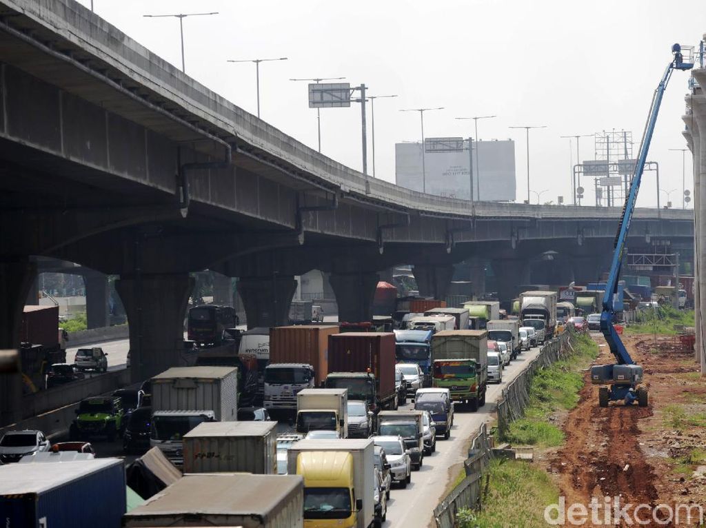Ada Perbaikan Jalan, Tol Japek Arah Jakarta Macet 11 Km Ada Perbaikan Jalan, Tol Japek Arah Jakarta Macet 11 Km