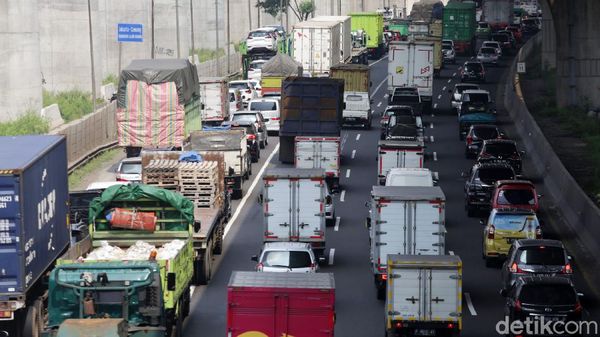 Abis Lebaran Tol Japek Arah Jakarta Macet