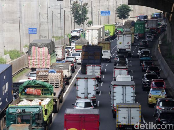Abis Lebaran Tol Japek Arah Jakarta Macet