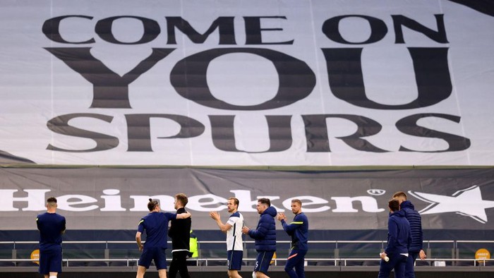 LONDON, ENGLAND - MAY 19: Harry Kane of Tottenham Hotspur applauds the fans with team mates in a lap of honour following the Premier League match between Tottenham Hotspur and Aston Villa at Tottenham Hotspur Stadium on May 19, 2021 in London, England. A limited number of fans will be allowed into Premier League stadiums as Coronavirus restrictions begin to ease in the UK. (Photo by Richard Heathcote/Getty Images)