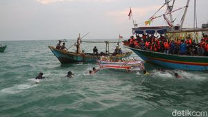 Foto Sedekah Laut Jepara Melarungkan Kepala Kerbau