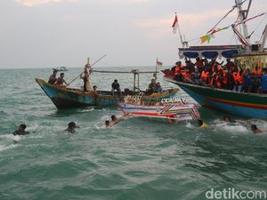 Foto Sedekah Laut Jepara Melarungkan Kepala Kerbau Foto Sedekah Laut Jepara Melarungkan Kepala Kerbau