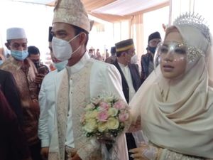 Saat Ustaz Abdul Somad-Fatimah Az Zahra Melangkah Pasti Menuju Pelaminan Saat Ustaz Abdul Somad-Fatimah Az Zahra Melangkah Pasti Menuju Pelaminan