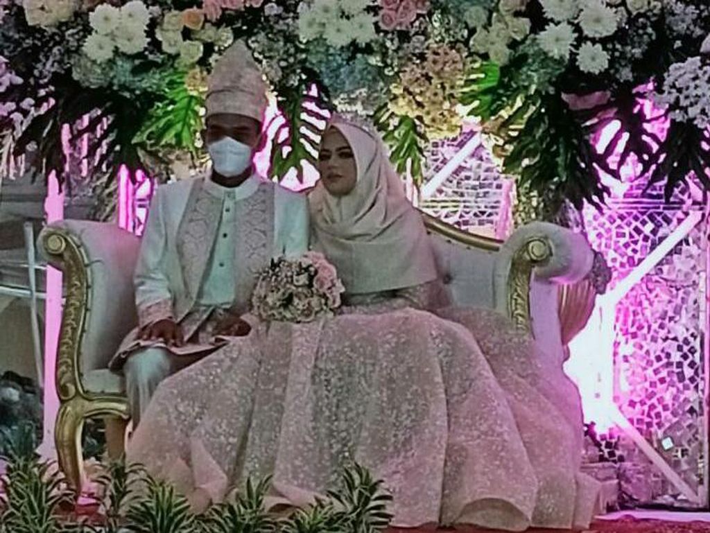 Penampilan Mewah Ustazah Fatimah, Istri Baru UAS Saat Resepsi Pernikahan