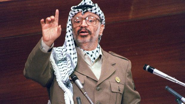 Palestinian Liberation Organization (PLO) leader Yasser Arafat delivers a speech to a specially-called session of the United Nations, 14 December 1988, in Geneva, at UN European headquarters in Palace of Nations. Arafat said PLO recognises right of all Mideast parties, including Israel, to leave in peace. (Photo by DERRICK CEYRAC / AFP)