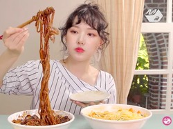 Yerin GFRIEND Doyan Makan, Ini 5 Momen Mukbangnya!