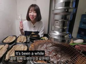 Gokil! Youtuber Ini Mukbang Sendirian 17 Porsi Jeroan Sapi