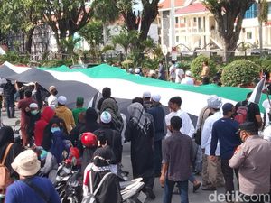 Aksi Warga Palu Bawa Bendera Palestina Raksasa-Bakar Bendera Israel