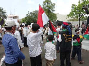 Anak-anak Ikut Demo Bela Palestina di Depan Kedubes AS