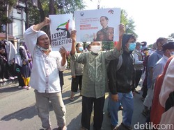 Laskar Islam Solo Aksi Kecam Israel, Ada Foto Jokowi di Tengah Massa