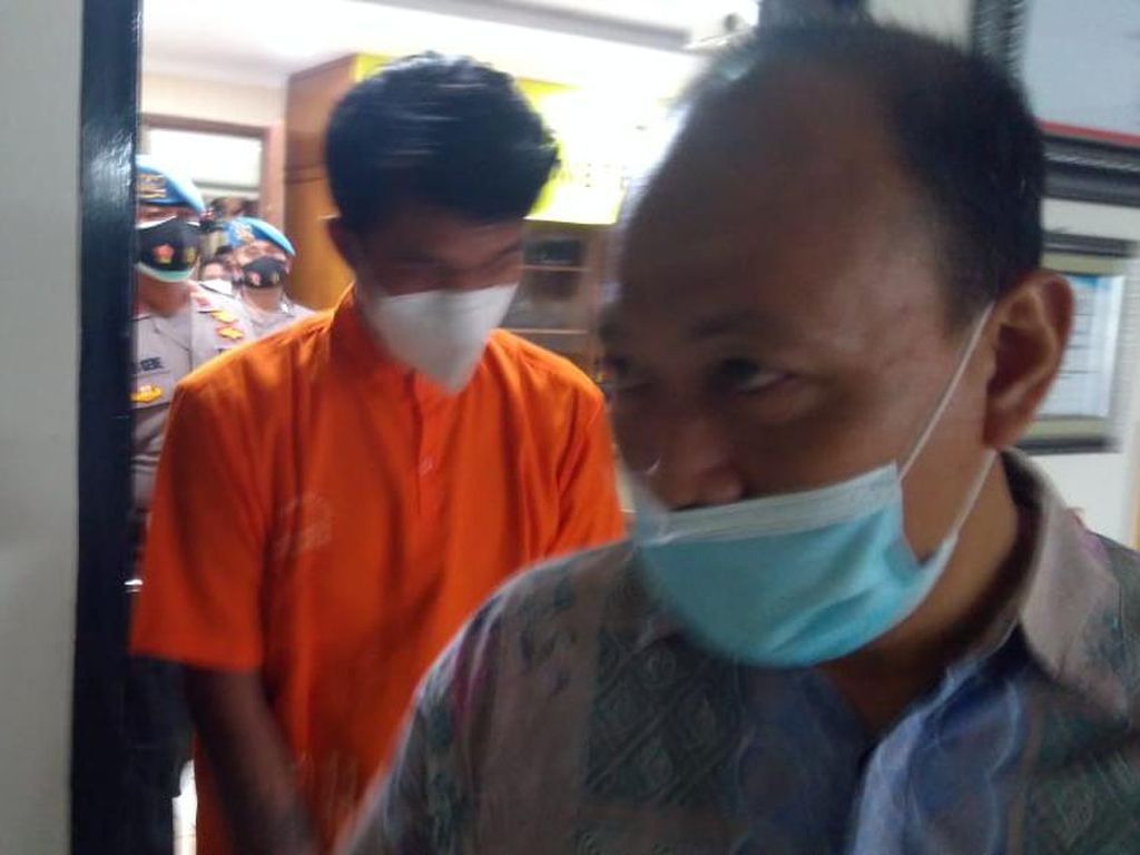 Jejak Anak Anggota DPRD Bekasi Tersangka Cabul Hingga Serahkan Diri Jejak Anak Anggota DPRD Bekasi Tersangka Cabul Hingga Serahkan Diri