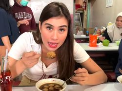 Syahnaz Sadiqah Nostalgia Santap Bakso Favoritnya Zaman Sekolah