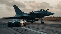 Momen Adu Drag Bugatti Chiron vs Jet Tempur Incaran Prabowo
