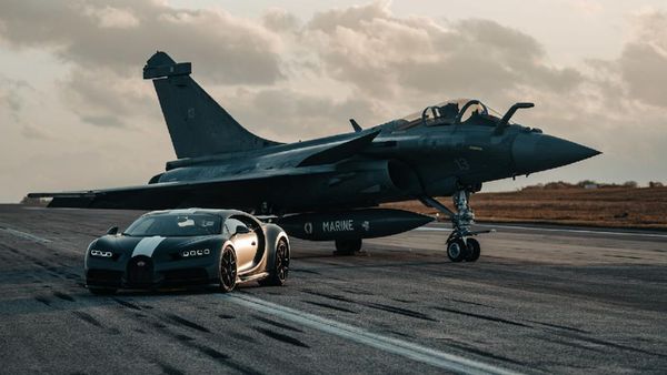Momen Adu Drag Bugatti Chiron vs Jet Tempur Incaran Prabowo