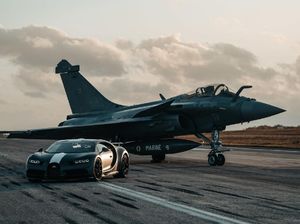 Momen Adu Drag Bugatti Chiron vs Jet Tempur Incaran Prabowo