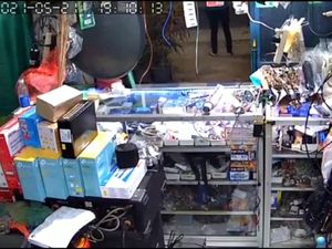 CCTV Saat Gempa Blitar Terasa di Malang, Barang di Toko Berjatuhan