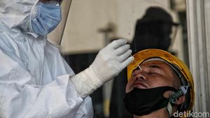 Cegah Corona, Buruh Pabrik yang Balik dari Mudik Diswab Antigen