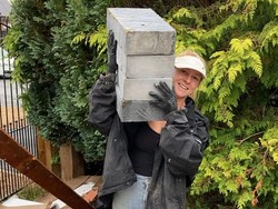 Kuli Bangunan Cantik yang Viral di TikTok, Bertubuh Mungil & Wajah Flawless