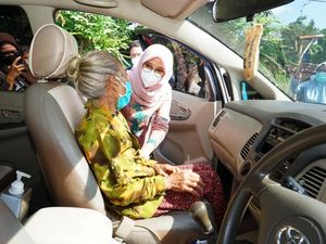 Dijemput Bupati Banyuwangi untuk Vaksin COVID-19, Nenek Misnah Grogi