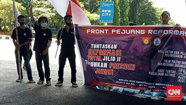Sejumlah mahasiswa menggelar aksi unjuk rasa  di Makassar memperingati 23 tahun Reformasi 1998, Jumat (21/5). Mereka menyuarakan reformasi jilid dua, namun berujung dibubarkan aparat