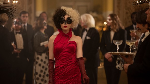 Emma Stone sebagai Cruella de Vil.