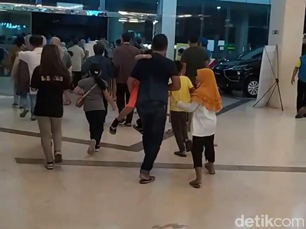 Video Pengunjung Mal di Blitar Panik Berlarian Saat Gempa M 6,2 Video Pengunjung Mal di Blitar Panik Berlarian Saat Gempa M 6,2