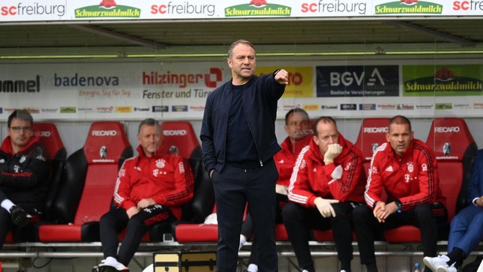 FREIBURG IM BREISGAU, GERMANY - MAY 15: Hans-Dieter Flick, Manager of FC Bayern Muenchen gives their side instructions during the Bundesliga match between Sport-Club Freiburg and FC Bayern Muenchen at Schwarzwald-Stadion on May 15, 2021 in Freiburg im Breisgau, Germany. Sporting stadiums around Germany remain under strict restrictions due to the Coronavirus Pandemic as Government social distancing laws prohibit fans inside venues resulting in games being played behind closed doors.  (Photo by Matthias Hangst/Getty Images)