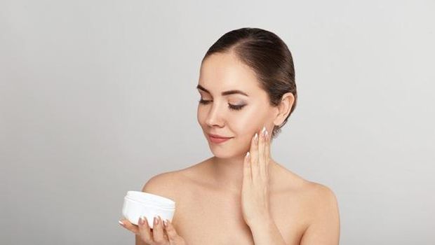 Ilustrasi Menggunakan Moisturizer/Foto: freepik.com