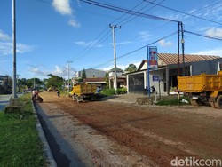 Jalan Poros Rusak Parah di Kota Kendari Mulai Ditimbun Pemprov Sultra