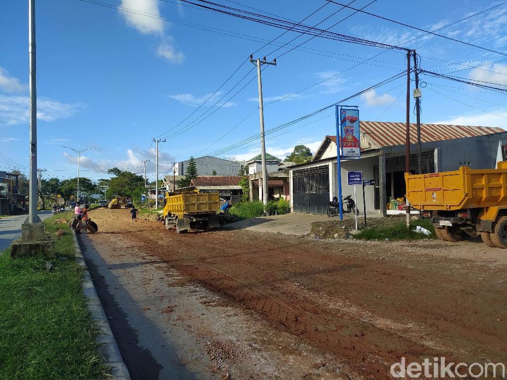 Jalan Poros Rusak Parah di Kota Kendari Mulai Ditimbun Pemprov Sultra Jalan Poros Rusak Parah di Kota Kendari Mulai Ditimbun Pemprov Sultra
