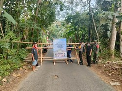 Lebaran Ketupat Saat Pandemi, Jalan Desa Diportal Hingga Tak Ada Arak-arakan